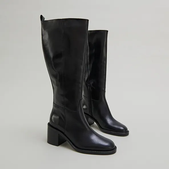 High heel boots in black leather calf size M