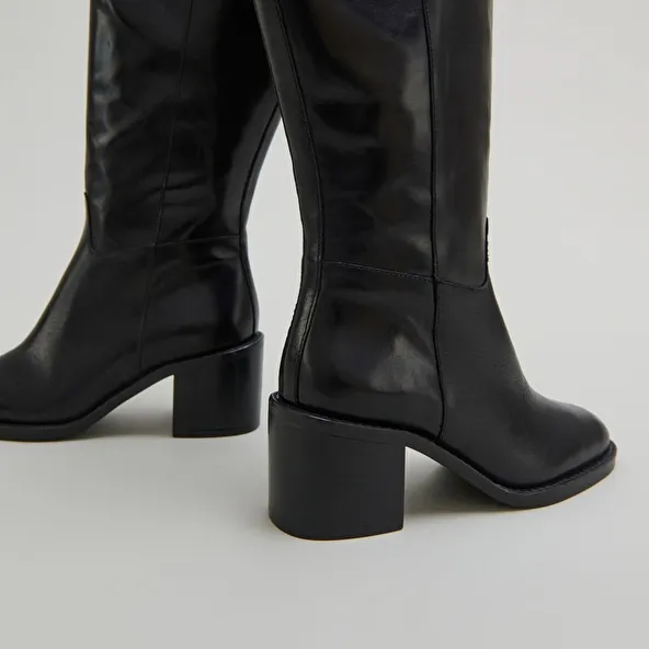 High heel boots in black leather calf size M