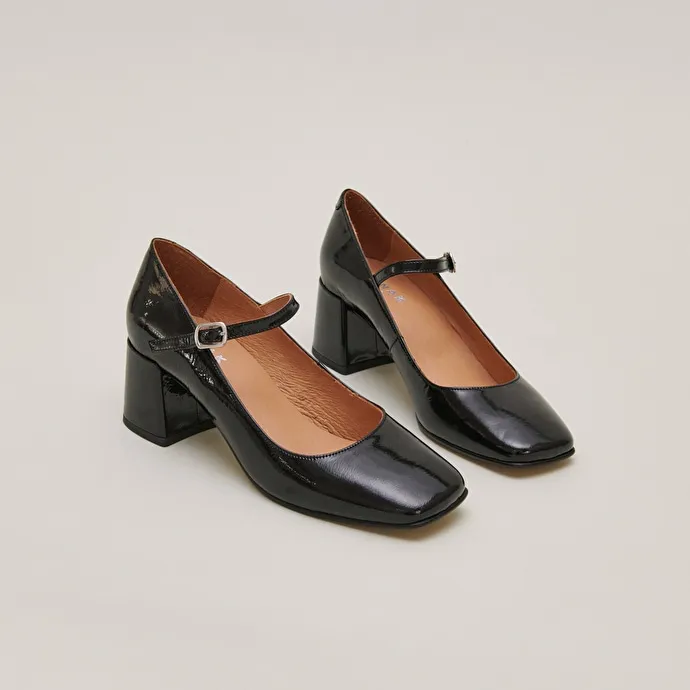 Mary Janes with square heel in black patent leather