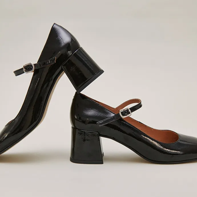 Mary Janes with square heel in black patent leather